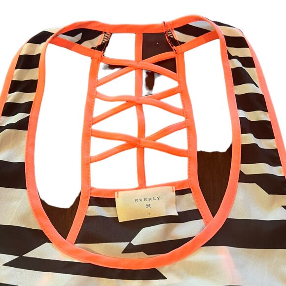 Women's Everly Black and White Geometric‎ Sleeveless Tank Size Medium - Picture 3 of 4